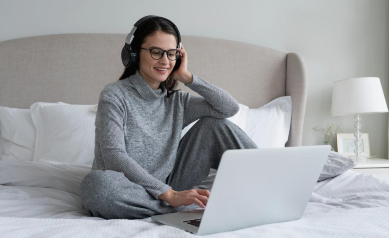 Ambiente formativo moderno con postazioni attrezzate per la pratica