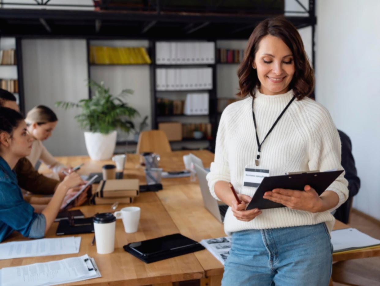 Sessione pratica di modellatura unghie con supervisione esperta