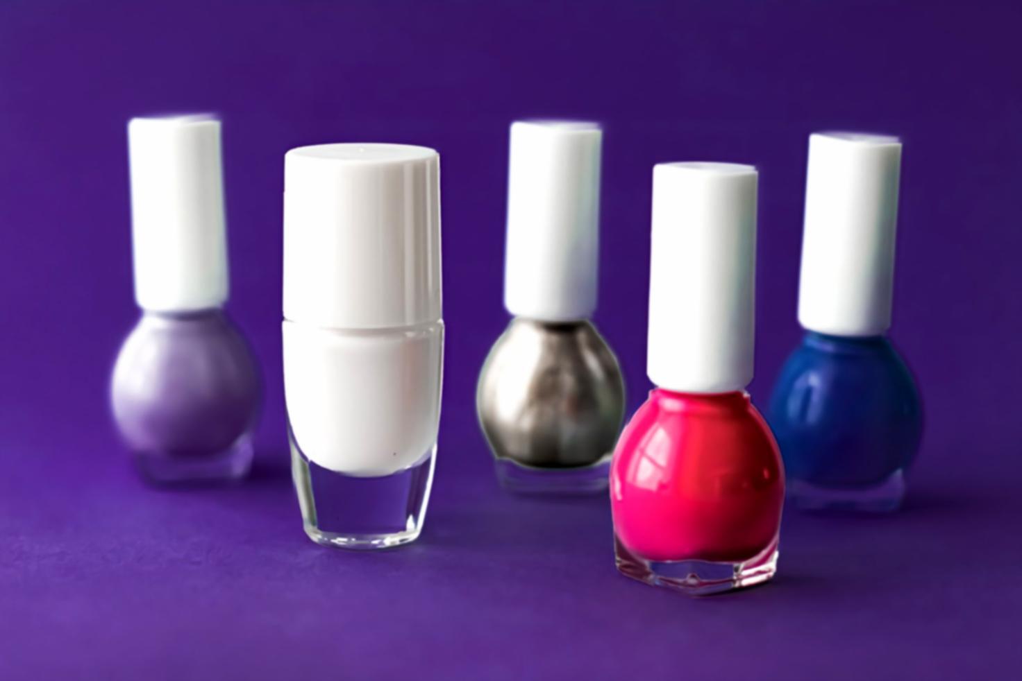 Nail art con applicazioni di cristalli e decorazioni tridimensionali